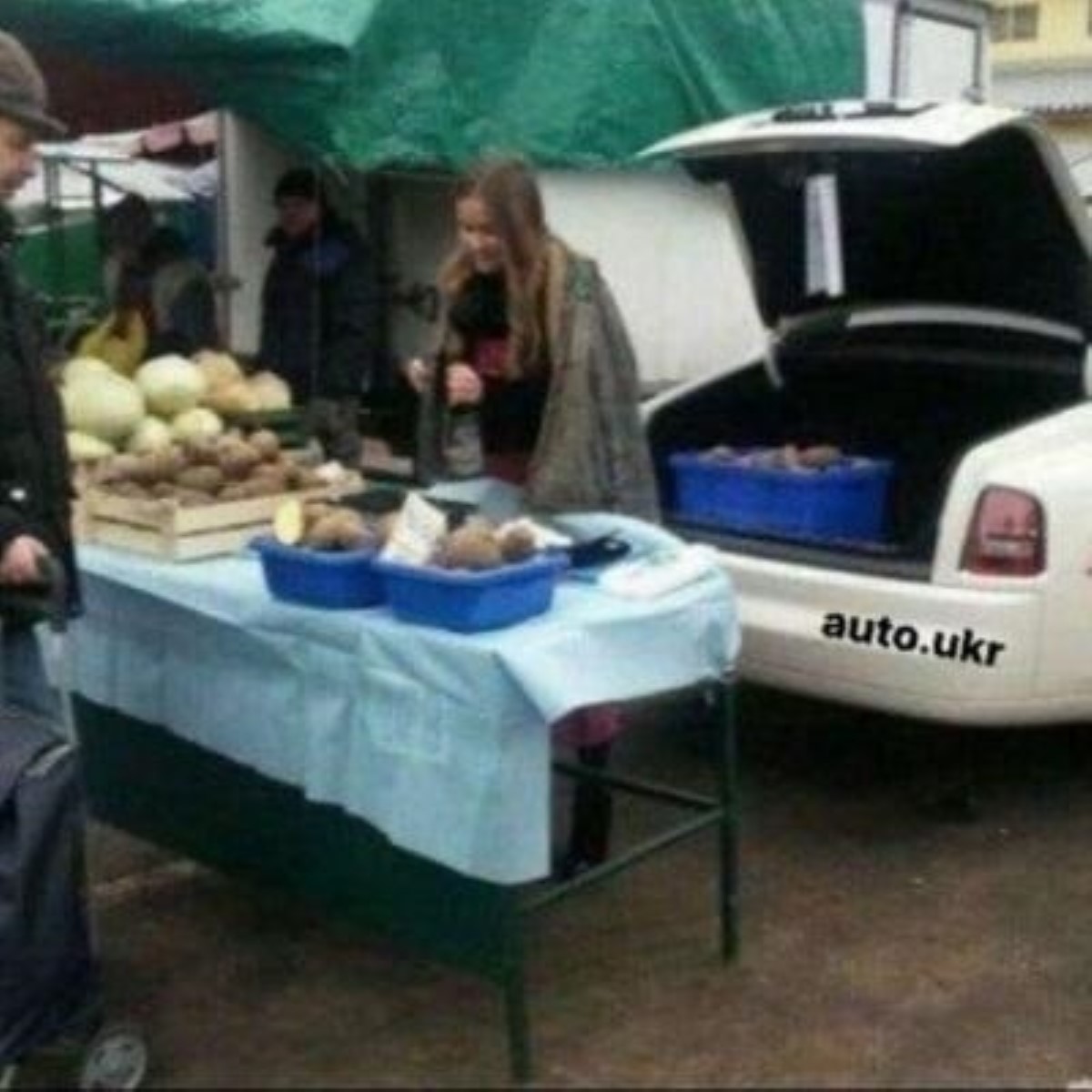 В Житомире торговали картошкой с багажника Rolls-Royce