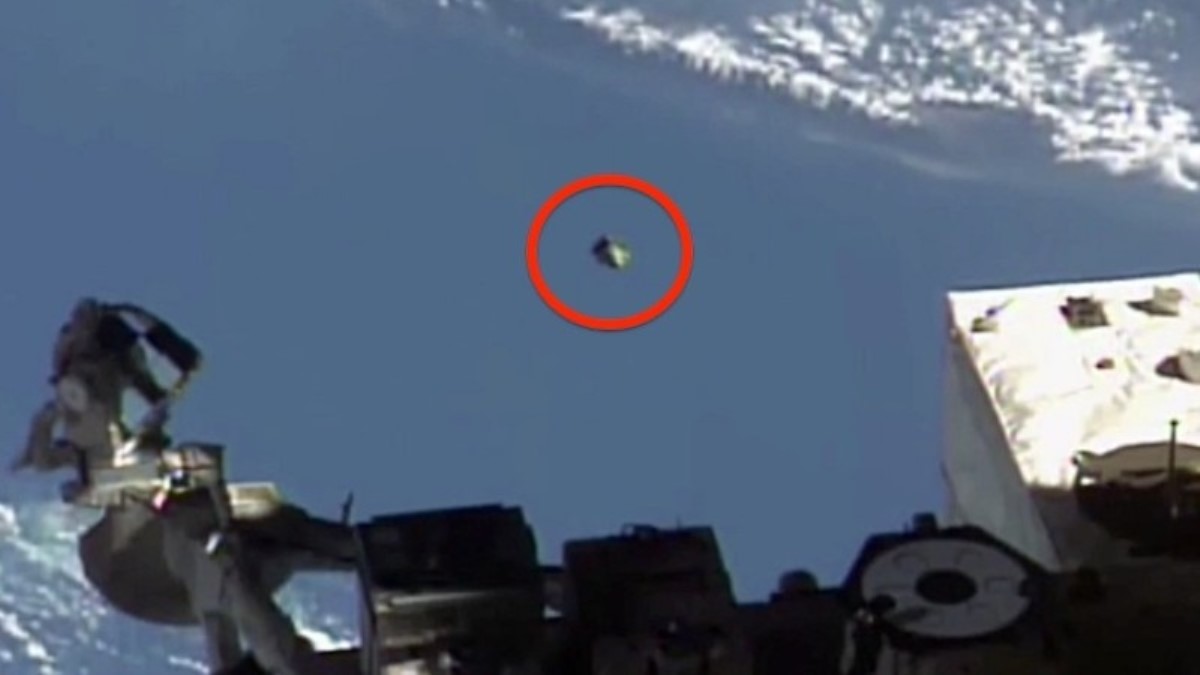 Камера МКС засняла НЛО, который летал поблизости около 20 минут
