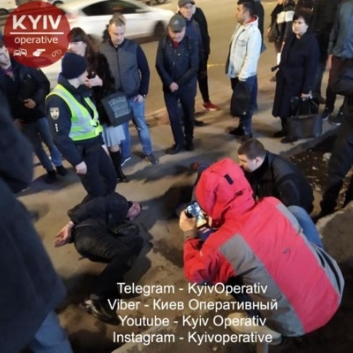 В Киеве прохожие задержали карманников на остановке транспорта