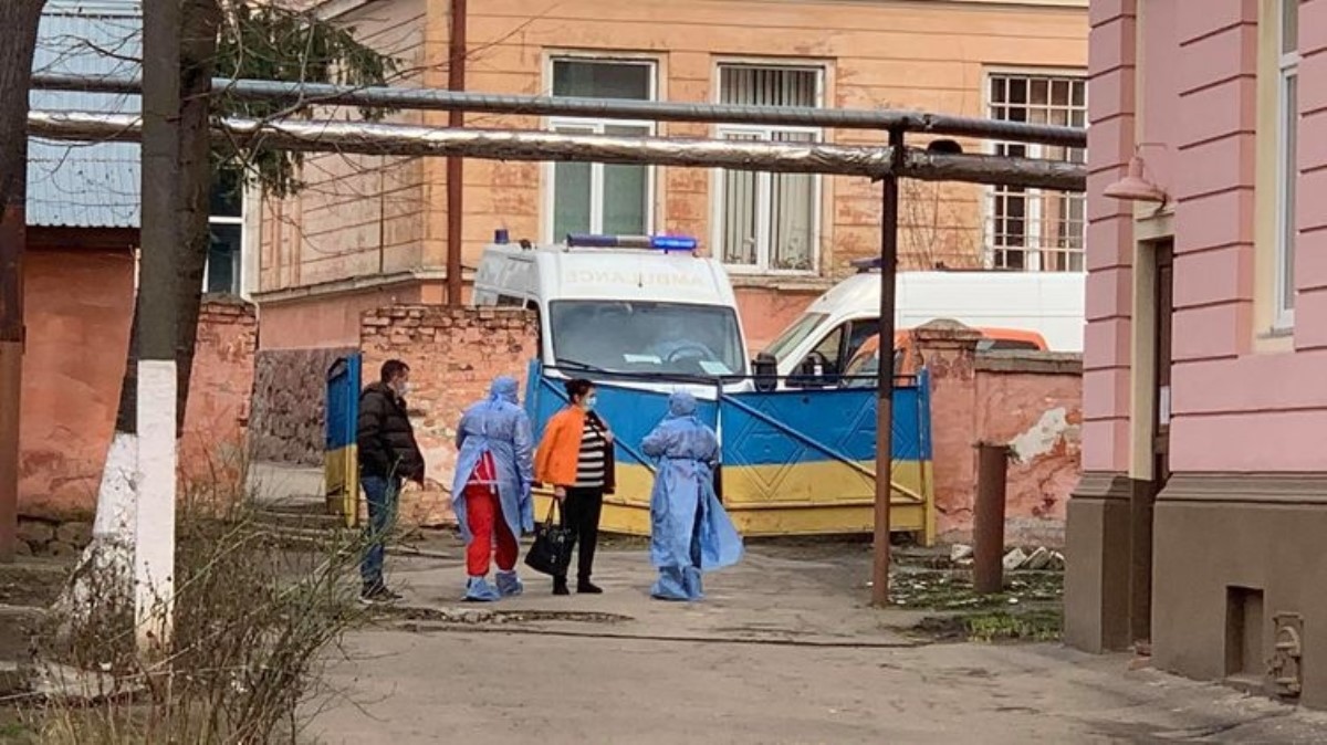 В Черновцах в больницу привезли новых пациентов с подозрением на коронавирус. Фото