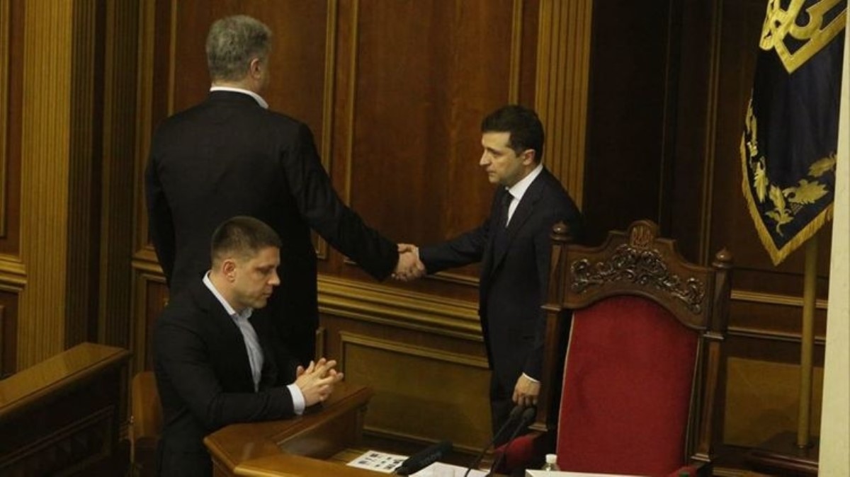 Зеленский и Порошенко в Раде пожали руки