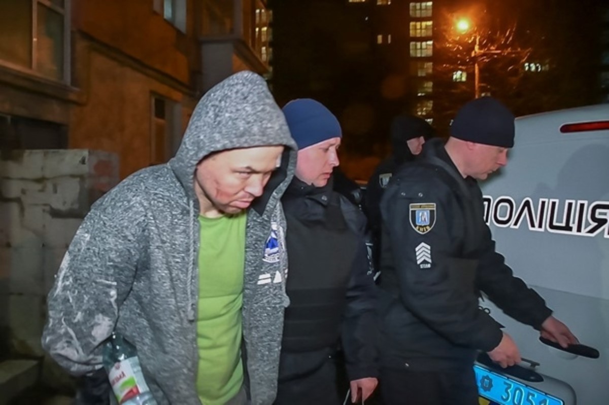 В Киеве спецназ задержал мужчину, который разгромил подъезд. Видео