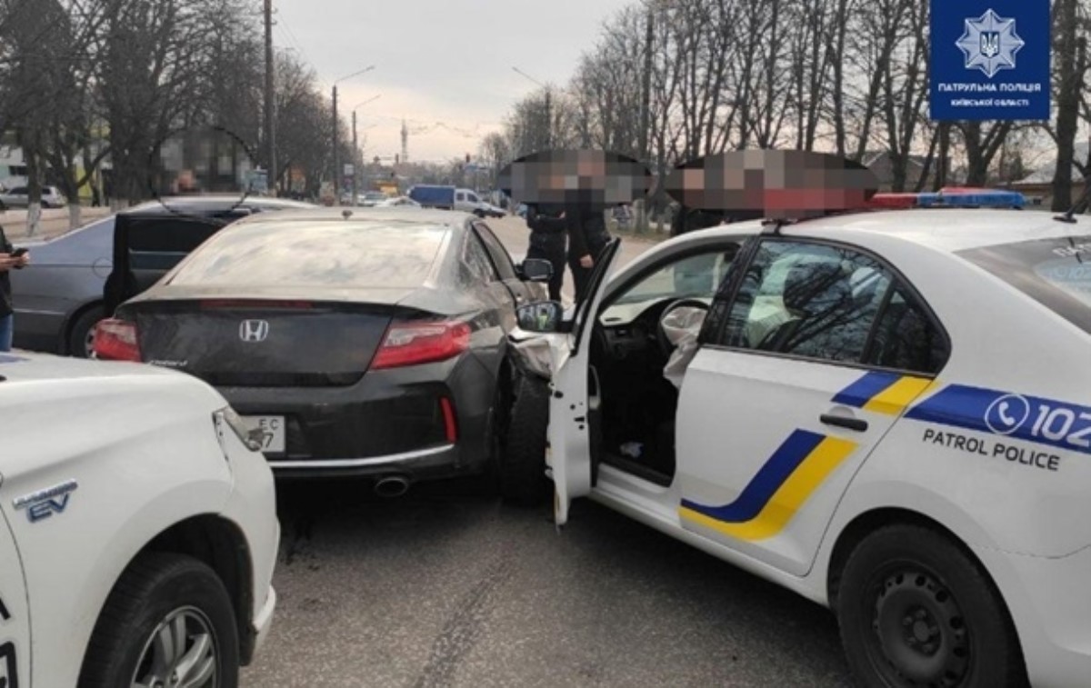 В Борисполе несколько полицейских пострадали при задержании водителя Honda. Видео