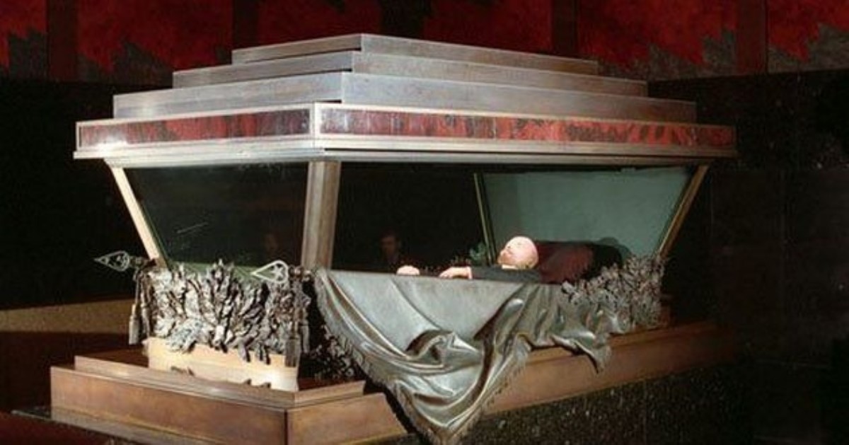 Пинали, стреляли, взрывали: сколько раз покушались на Ленина в мавзолее