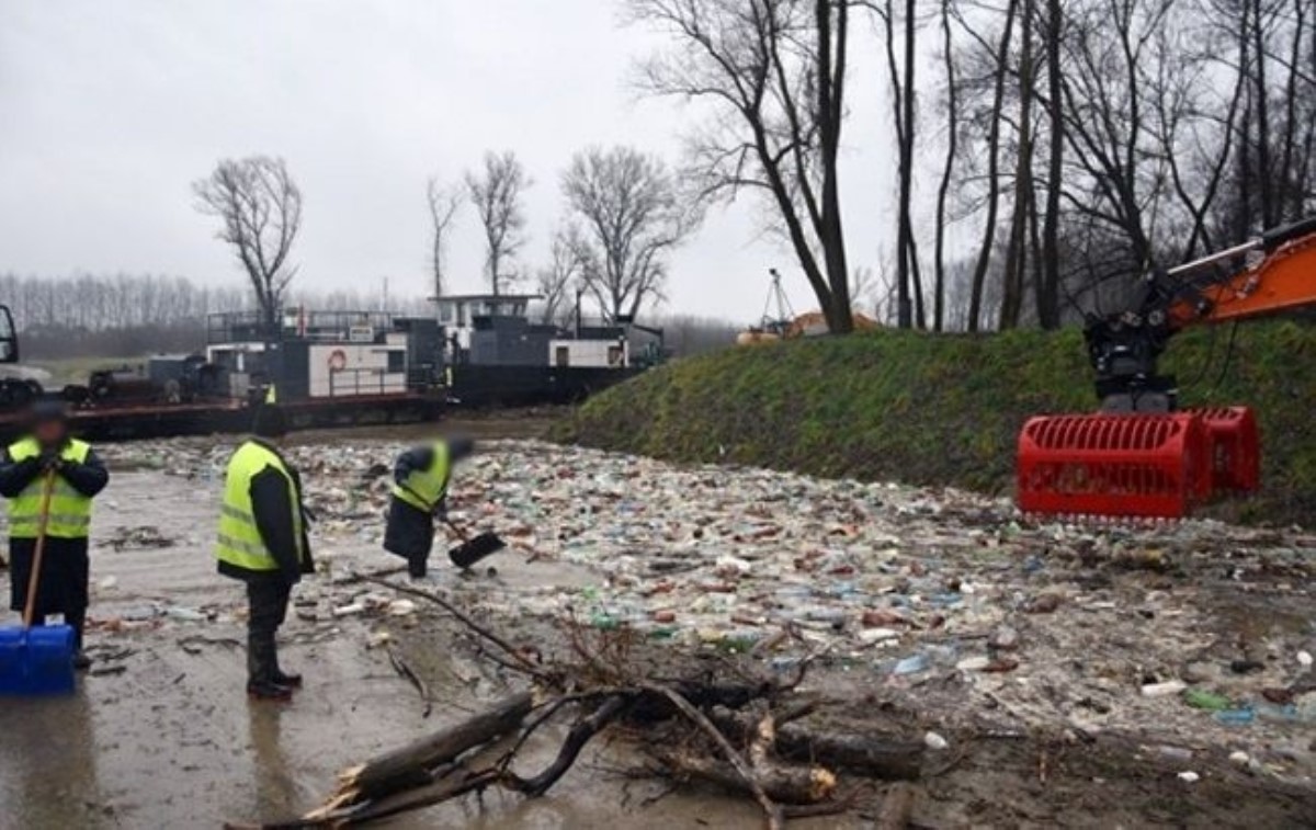 Паводок принес тонны украинского мусора в ЕС: подробности ЧП