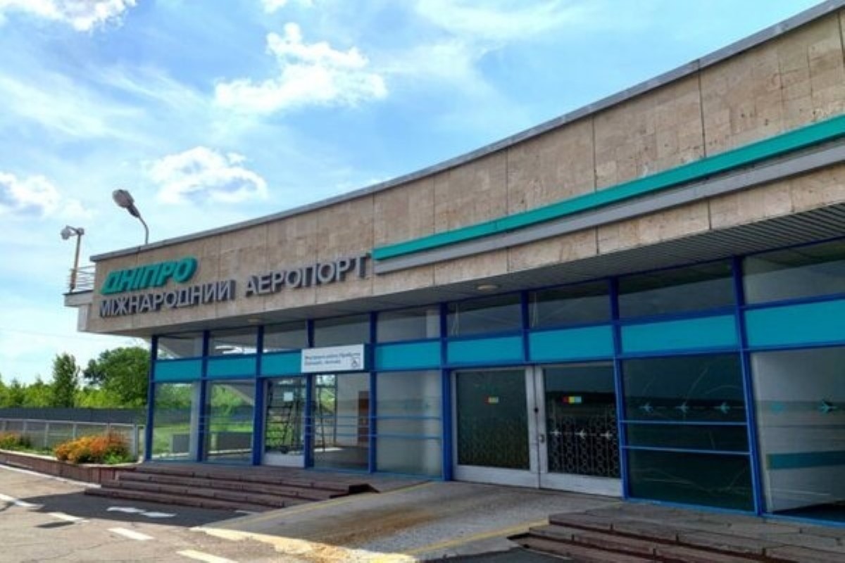 В аэропорту Днепра обнаружены снаряды: работает полиция, но боеприпасы не изъяли