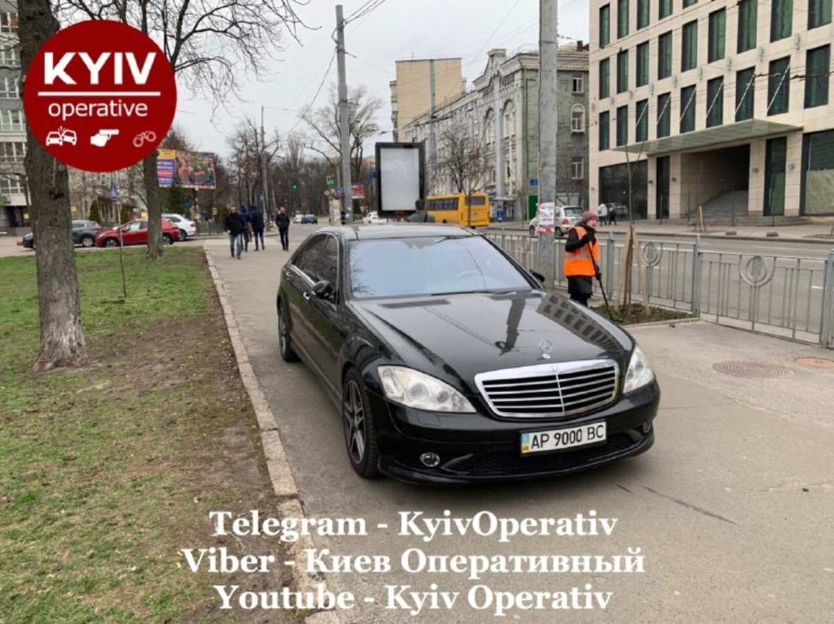 В центре Киева на тротуаре расстреляли Mercedes. Видео