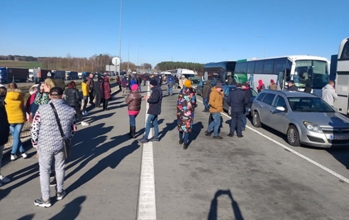 Украина направит в Польшу автобусы за пешими туристами