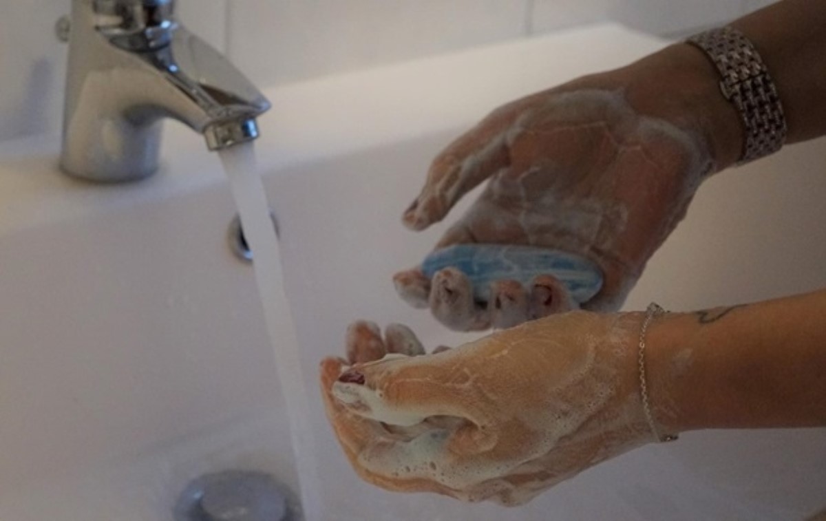 Воспитательница детского сада продемонстрировала, как мыло убивает вирусы. Видео