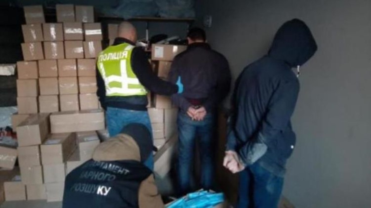 В Киеве вооруженная банда украла 100 тысяч медицинских масок