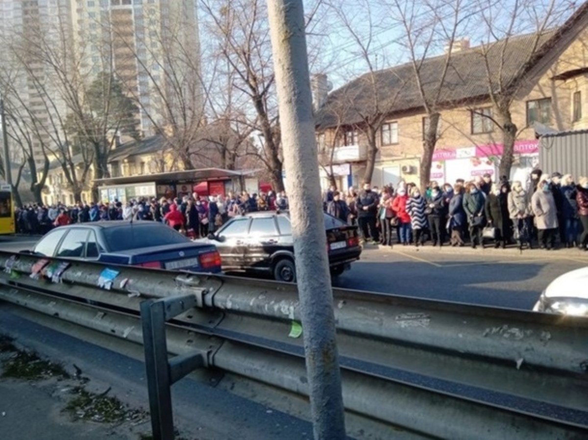 Карантин в Украине: транспорт переполнен, а на дорогах пробки. Фото