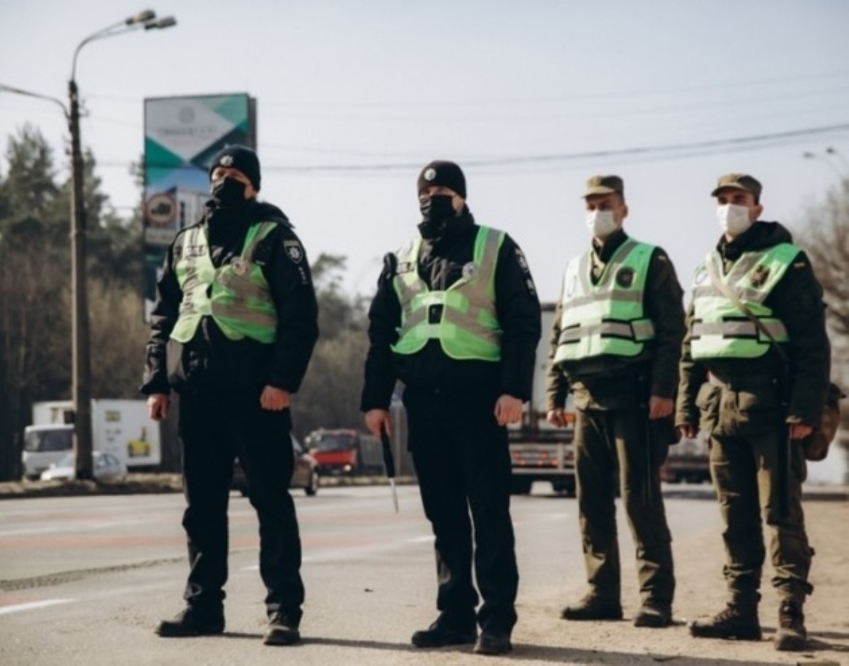 На въездах в Киев появились карантинные посты