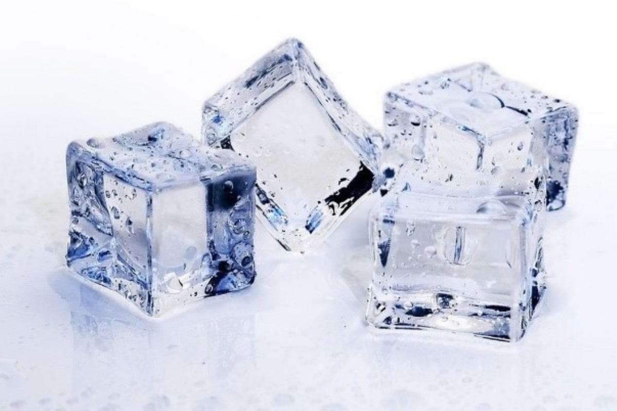 Почему опытные хозяйки кладут кубики льда в стиралку