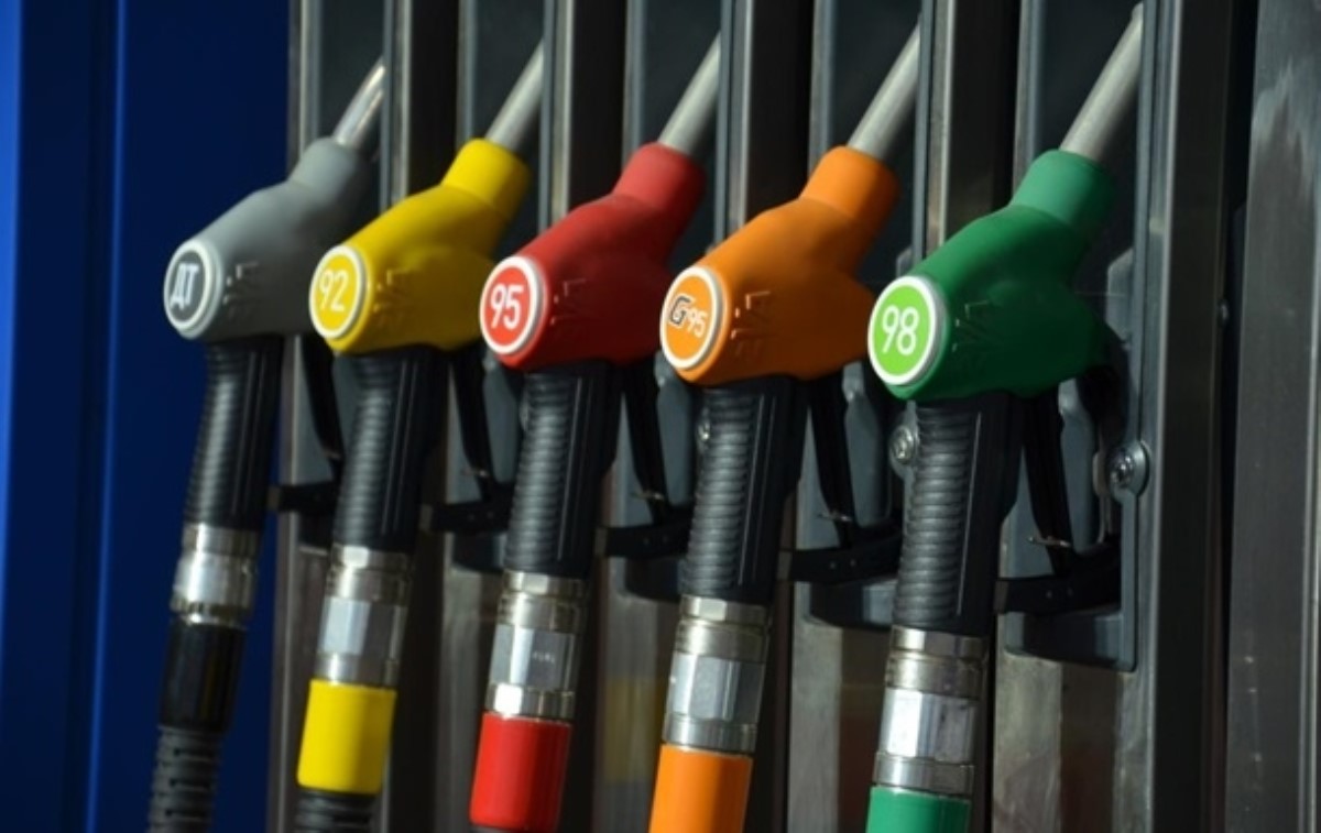 Продажи на АЗС резко рухнули: что будет с ценами на топливо