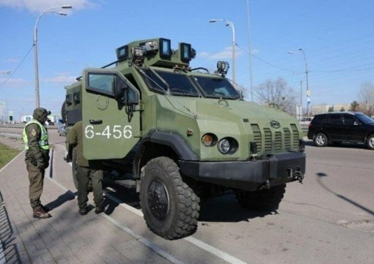 К Киеву подтягивают военную технику: кадры происходящего
