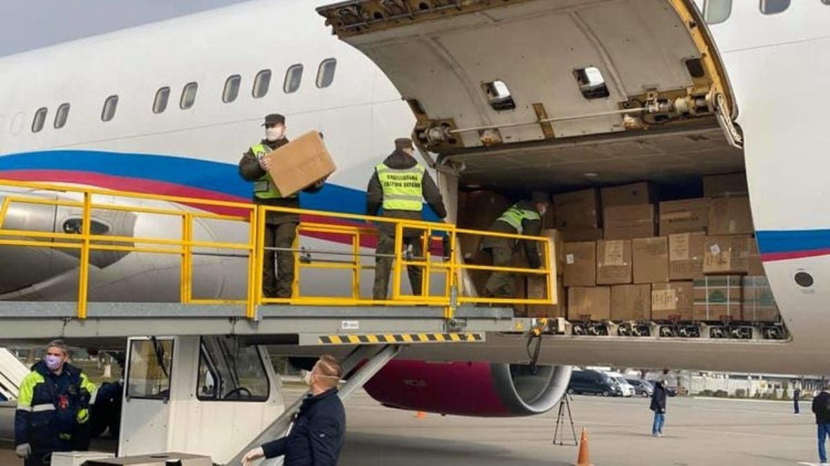 В Борисполь прилетел второй самолет с 2 миллионами масок из Китая