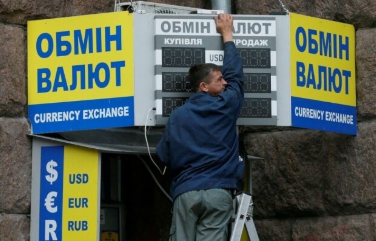 Доллар в апреле: что ожидает украинцев в обменниках после карантина