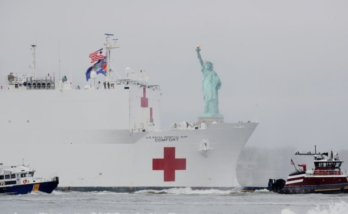 Ситуация непростая: в Нью-Йорк прибыл плавучий госпиталь ВМС США