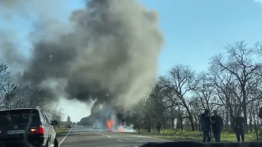 Водитель и пассажиры выпрыгивали из огня: огненное ЧП на дороге под Одессой