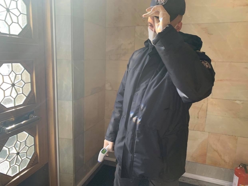 На входе в Раду начали проверять температуру