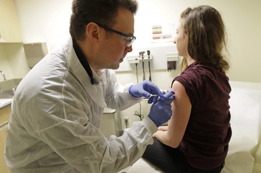 В США добровольцам впервые ввели вакцину против коронавируса
