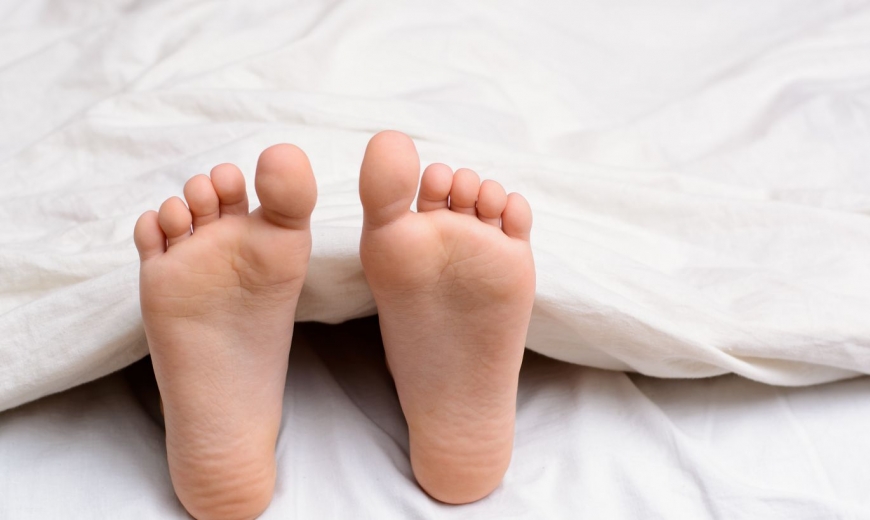 Почему ноги во время сна должны выглядывать из-под одеяла – ответ врачей