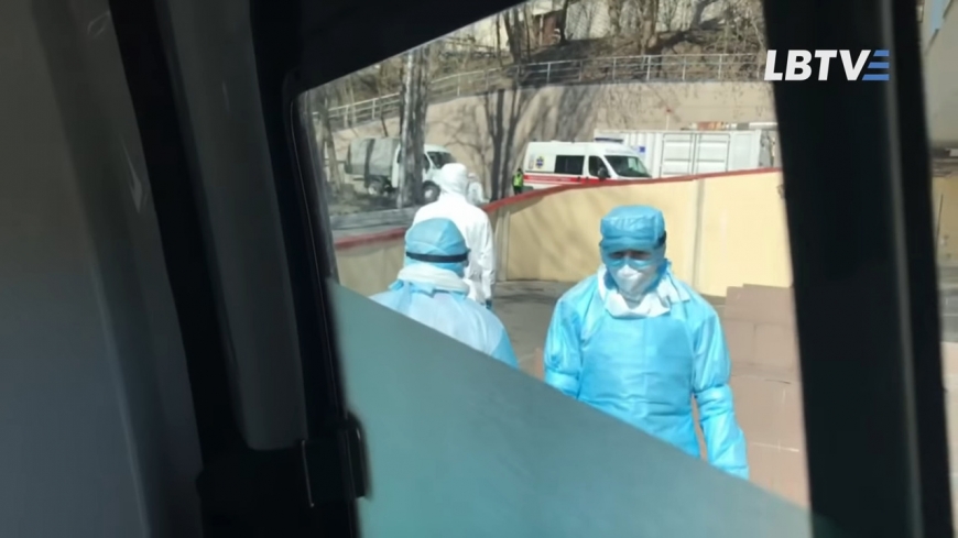 "Скорые" стоят в очередь: что происходит в Александровской больнице Киева