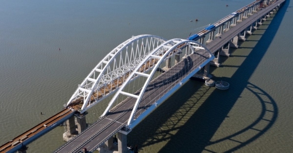 Россия "закупоривает" Крымский мост: названы причина и дата