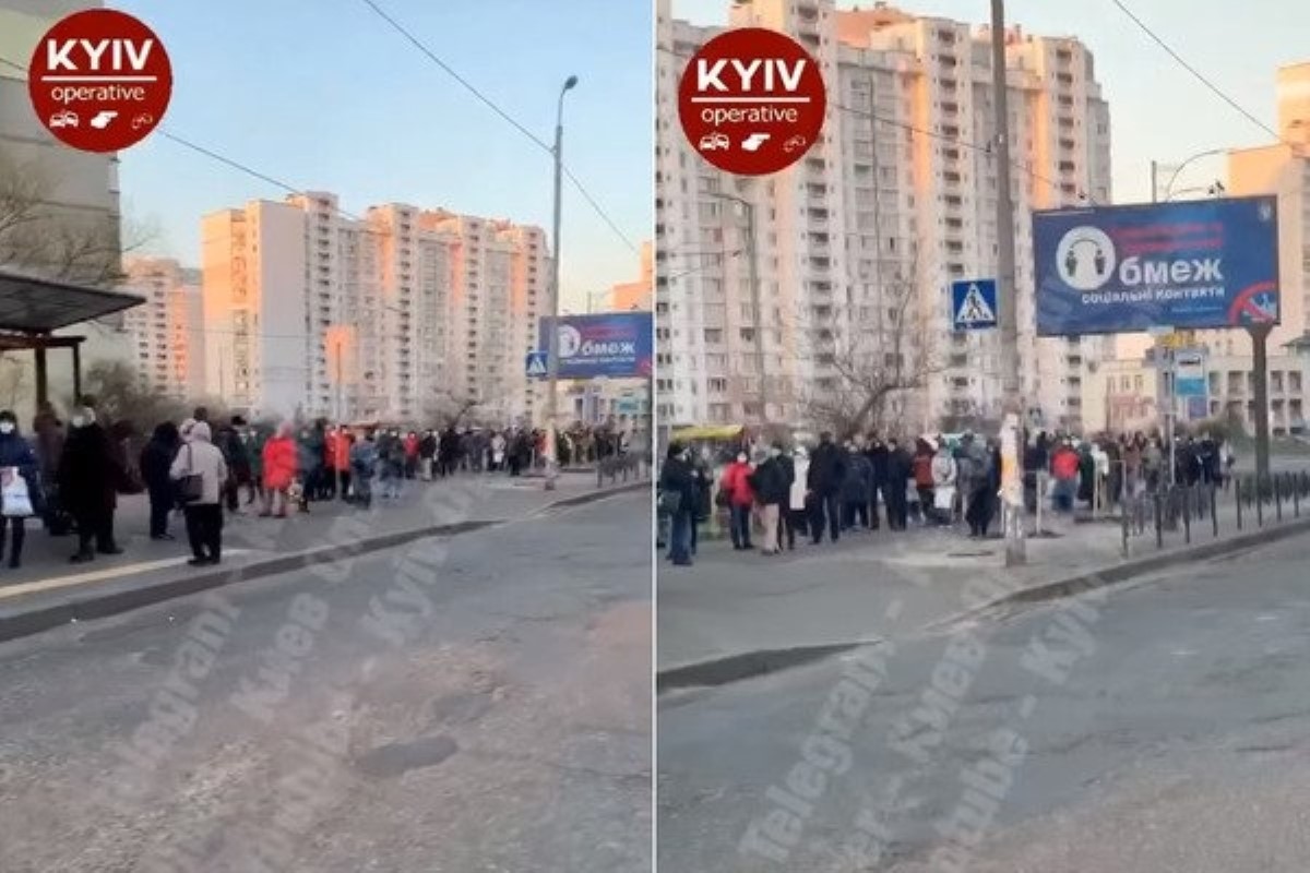 Карантин по-киевски: на видео попала огромная очередь в транспорт