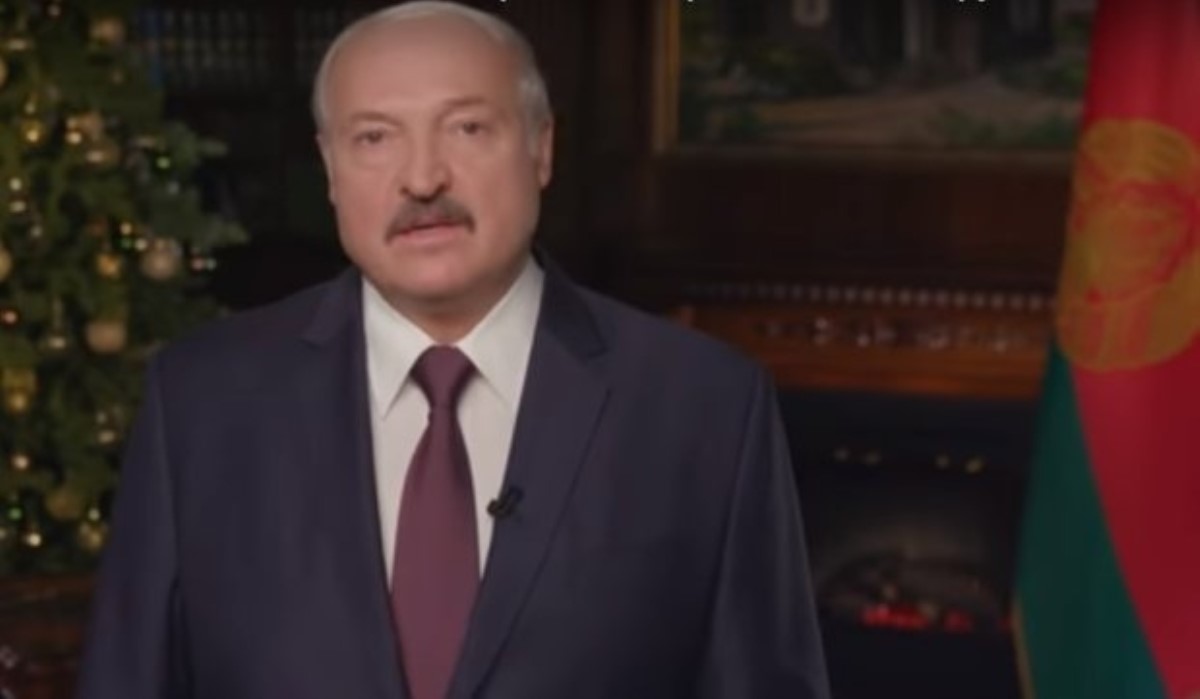 "Дойка коров на удаленке": Сеть смеется над меткой фразой Лукашенко