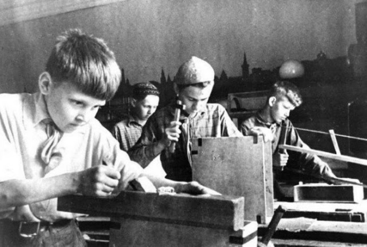 Как советских школьников заставляли трудиться после учебы