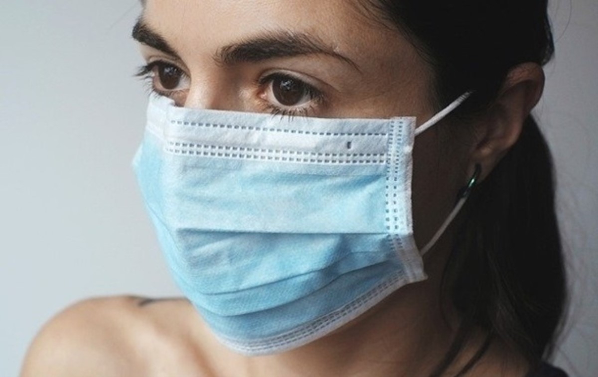 Ученые рассказали, как долго коронавирус живет на медицинских масках