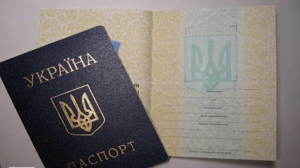 Стало известно, как украинцам получить бумажный паспорт старого образца