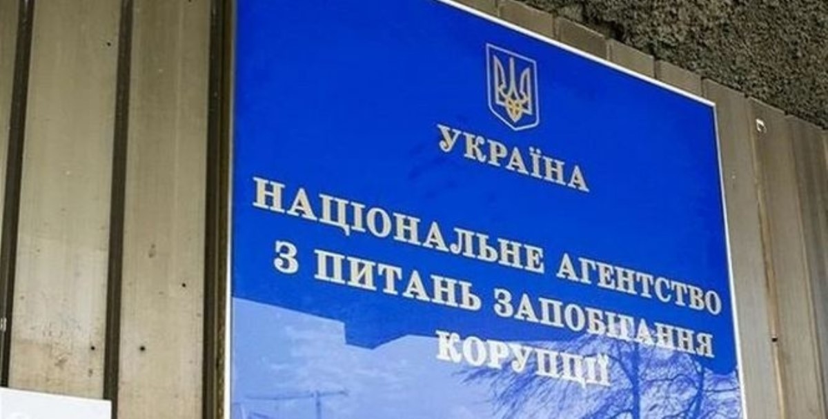 Космические зарплаты: обнародованы доходы главных антикоррупционеров Украины