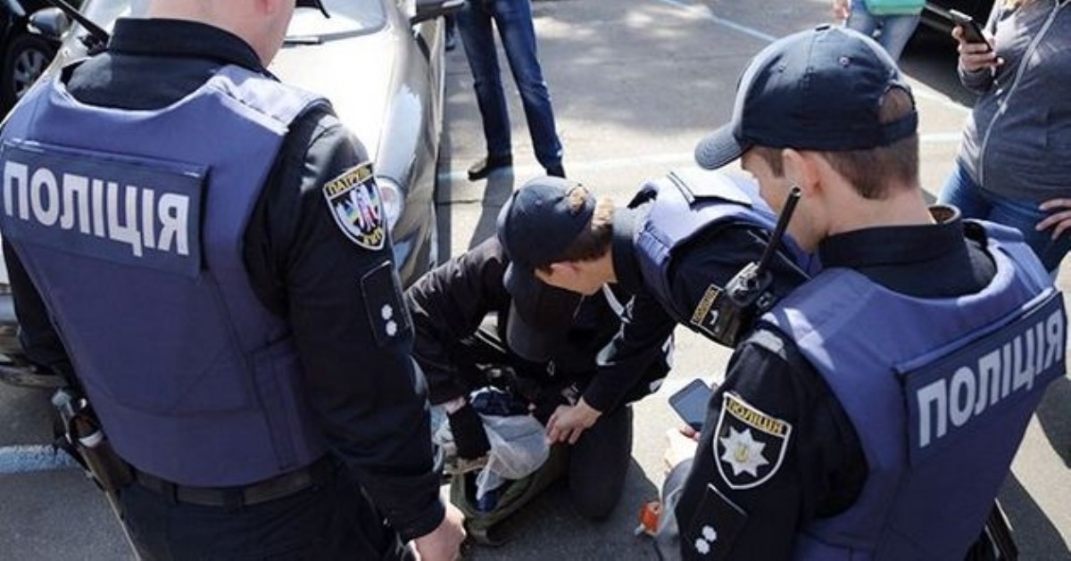 Выкручивали руки: полицейские пакуют киевлян в автобусы за "нарушение карантина"