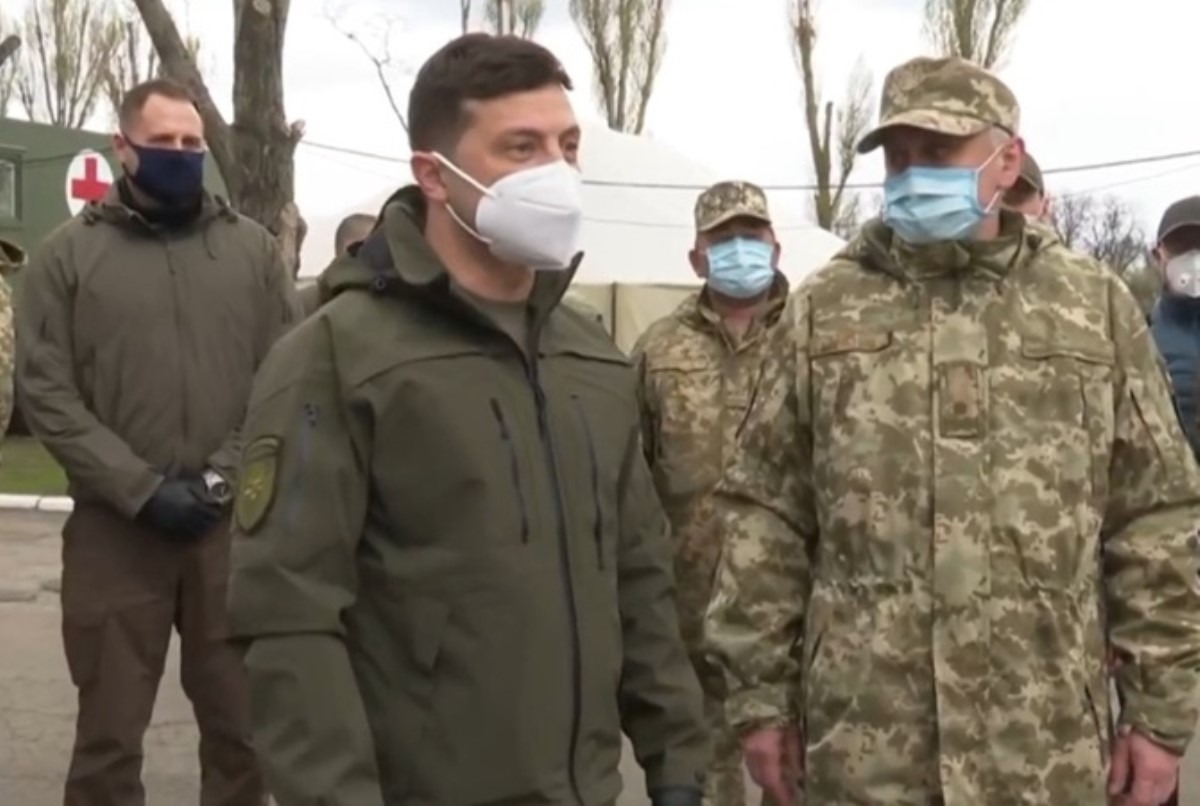 Зеленский на Донбассе проинспектировал госпиталь для военных с Covid-19