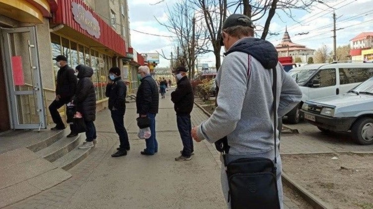На Западной Украине люди стояли в сумасшедших очередях в магазины