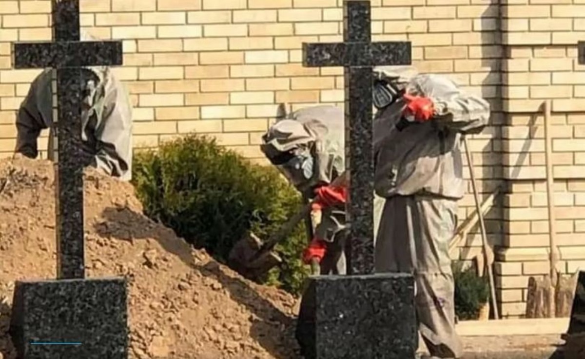 Гроб — в полиэтилене, присутствующие — в «скафандрах»: как похоронили архимандрита Киево-Печерской лавры