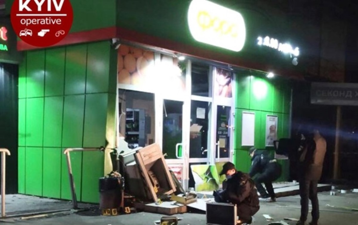 В Киеве ночью взорвали банкомат. Фото