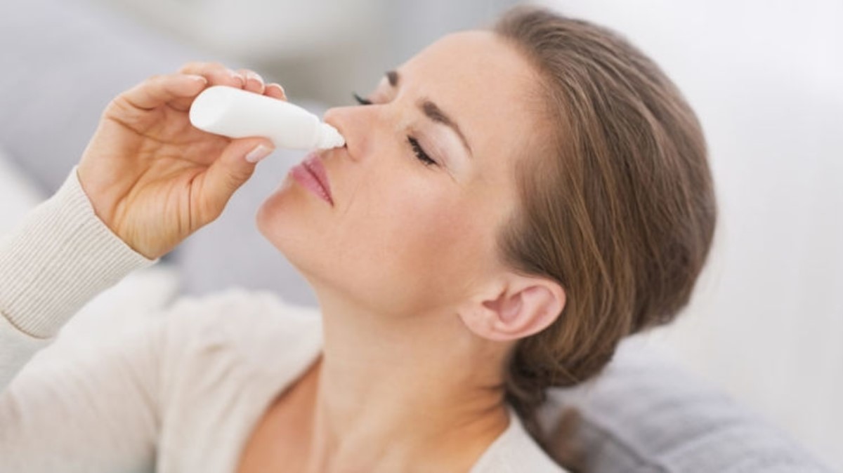 COVID-19: В МОЗ развенчали миф о пользе промывания носа солевым раствором