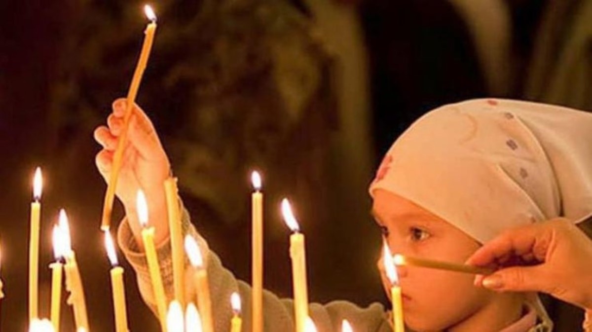 Почему ставят свечки. Свечи в храме. Свеча православная. Горящие свечи в храме. Свечи в православном храме.