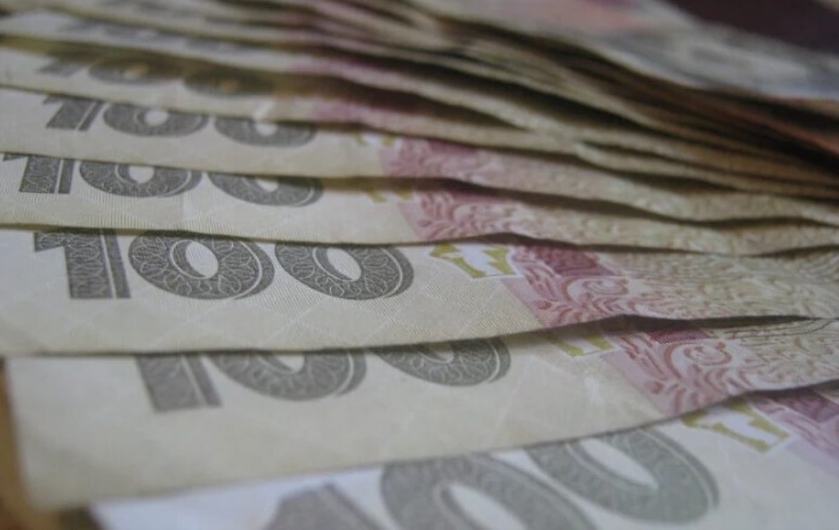 Украинским врачам выдали зарплату меньше, чем была до карантина