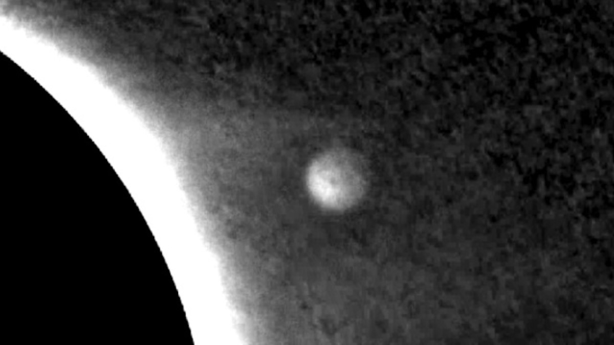 Огромный НЛО возле Солнца зафиксировал спутник NASA