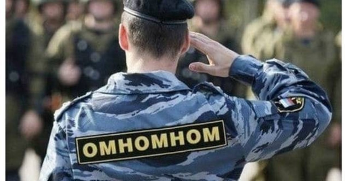 В России собрался митинг против самоизоляции: в ОМОН полетела брусчатка