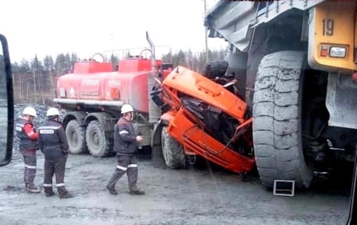 Огромный БелАЗ случайно переехал КамАЗ. Фото