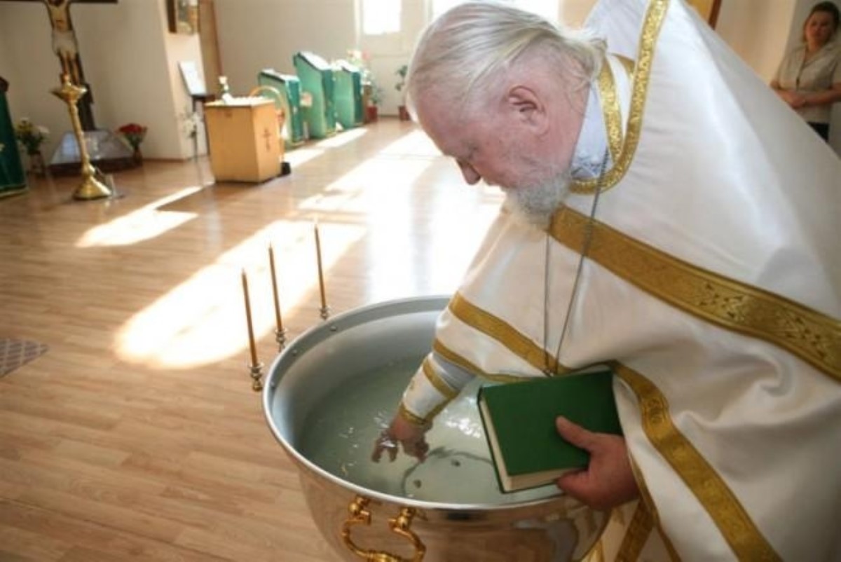 Можно ли освящать воду. Освящение воды. Святая Крещенская вода. Батюшка и Святая вода. Святая вода освящение.