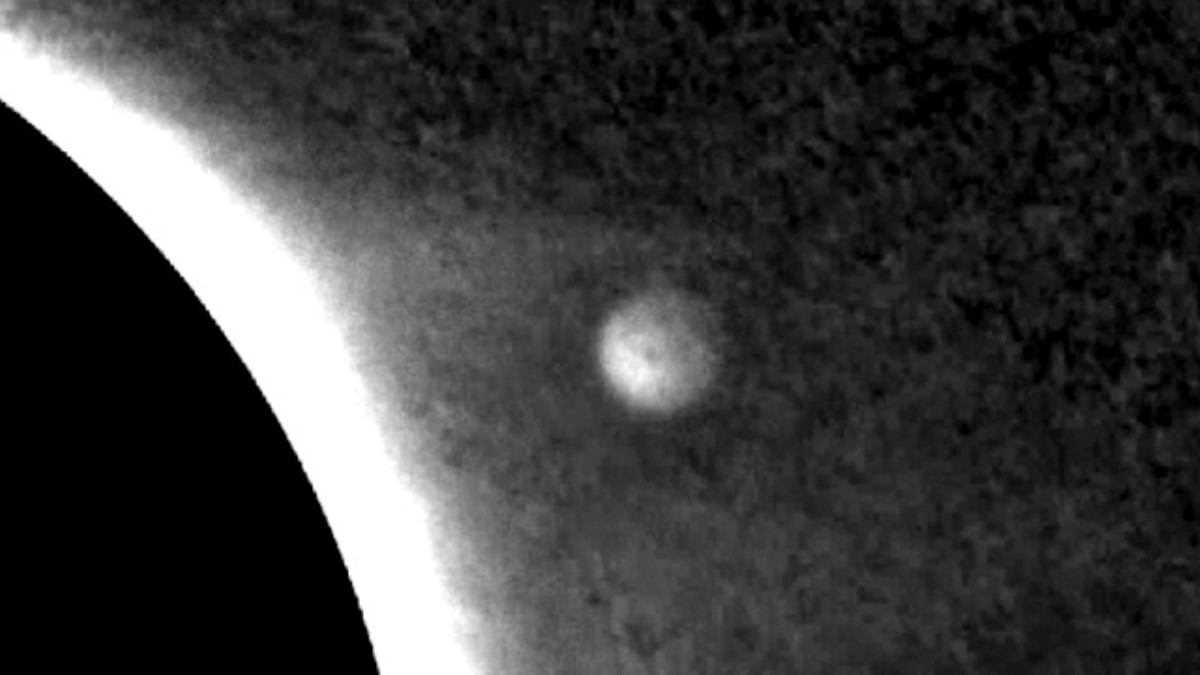 Огромный НЛО зафиксирован спутником NASA во время сканирования Солнца