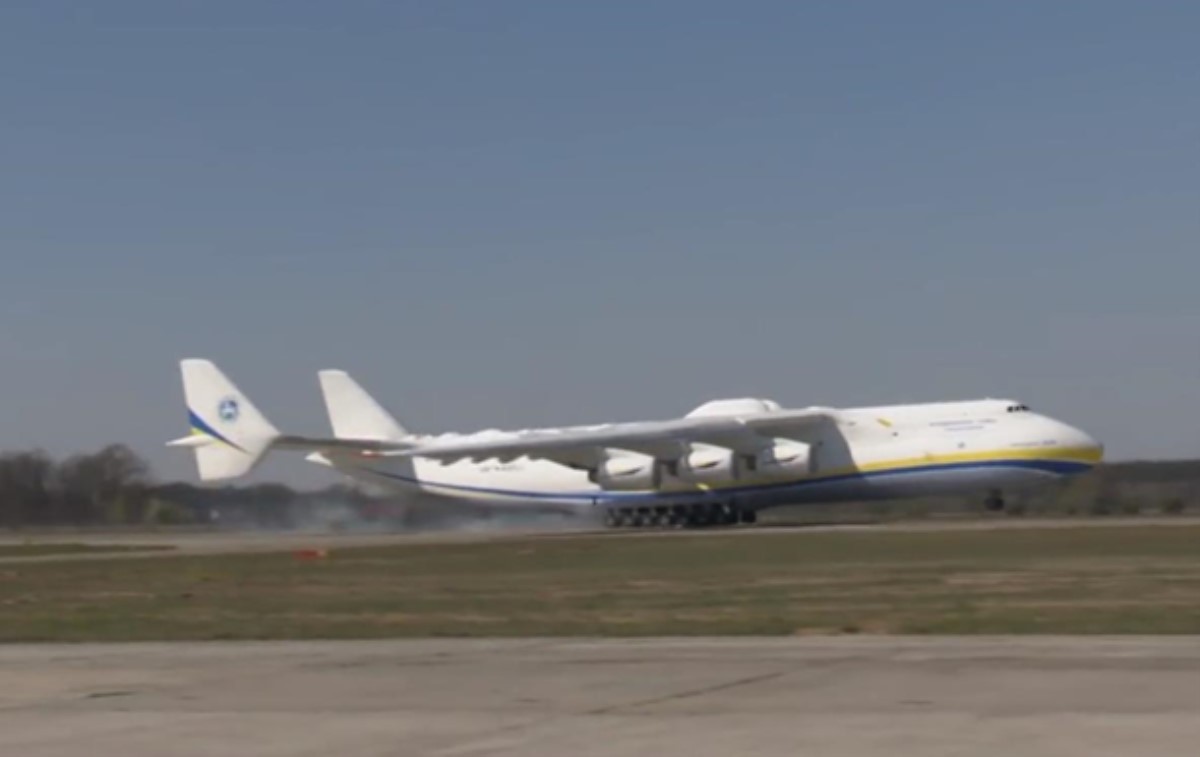 АН-225 "Мрия" с медицинским грузом на борту прибыл в Украину. Видео