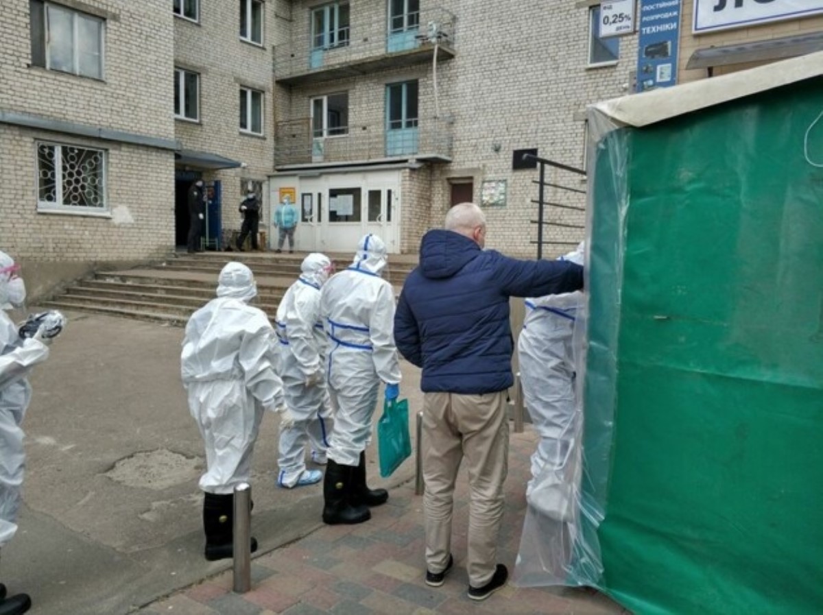 Без света и горячей воды: что происходит в "коронавирусном" общежитии под Киевом