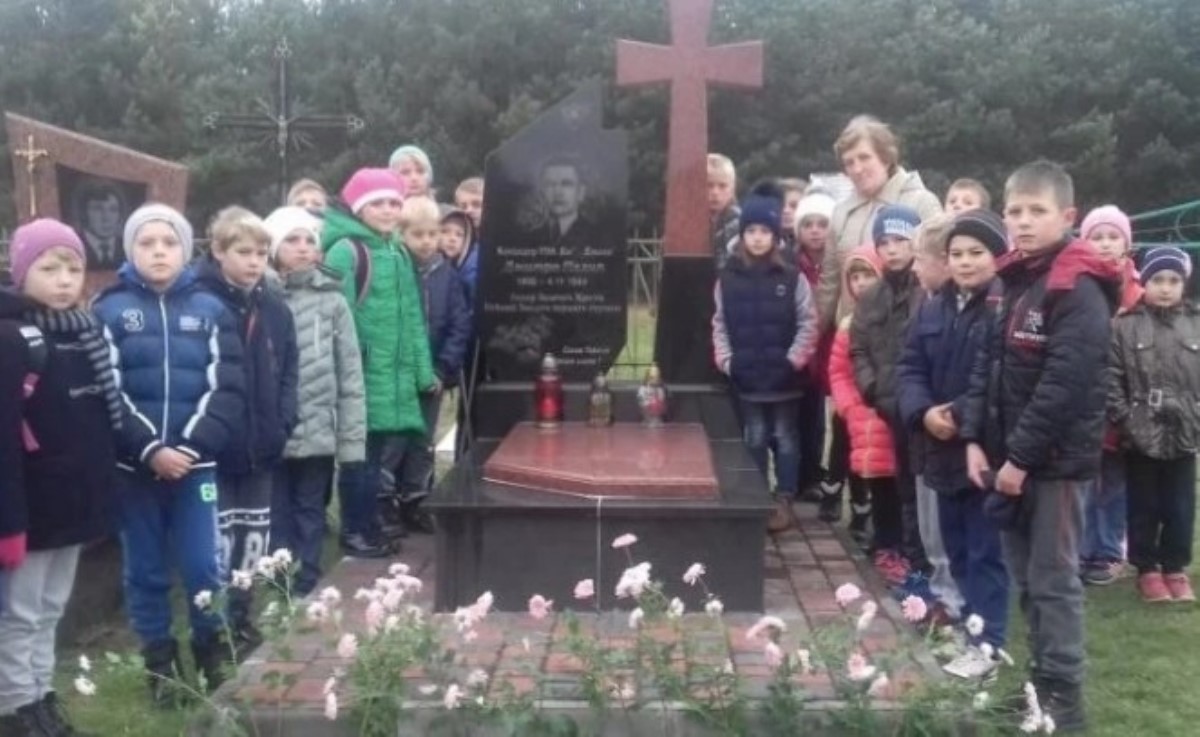 Украинских школьников заставили возлагать цветы на могилу нациста